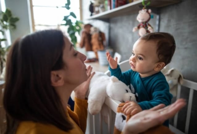 photo d'une maman qui communique avec son enfant