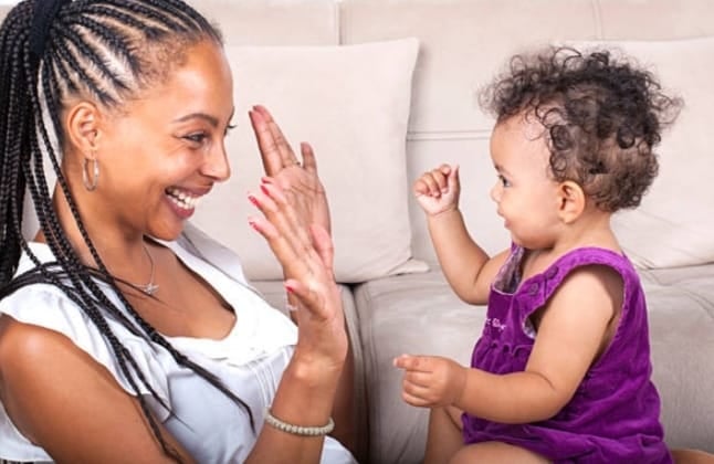 photo maman discutant avec son enfant