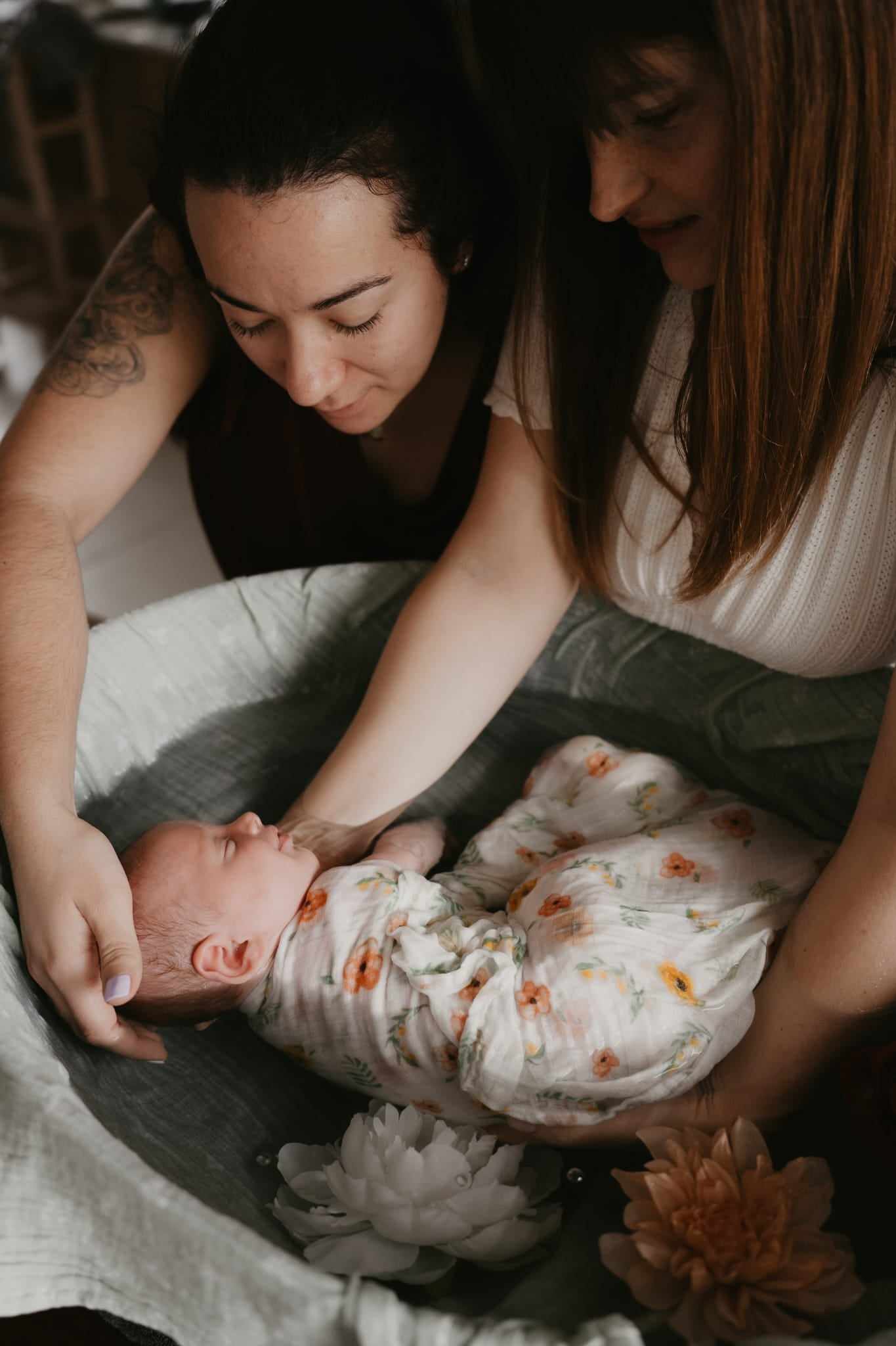 image bébé enveloppé dans un bain