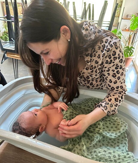 image bébé enveloppé dans un bain avec sa mere