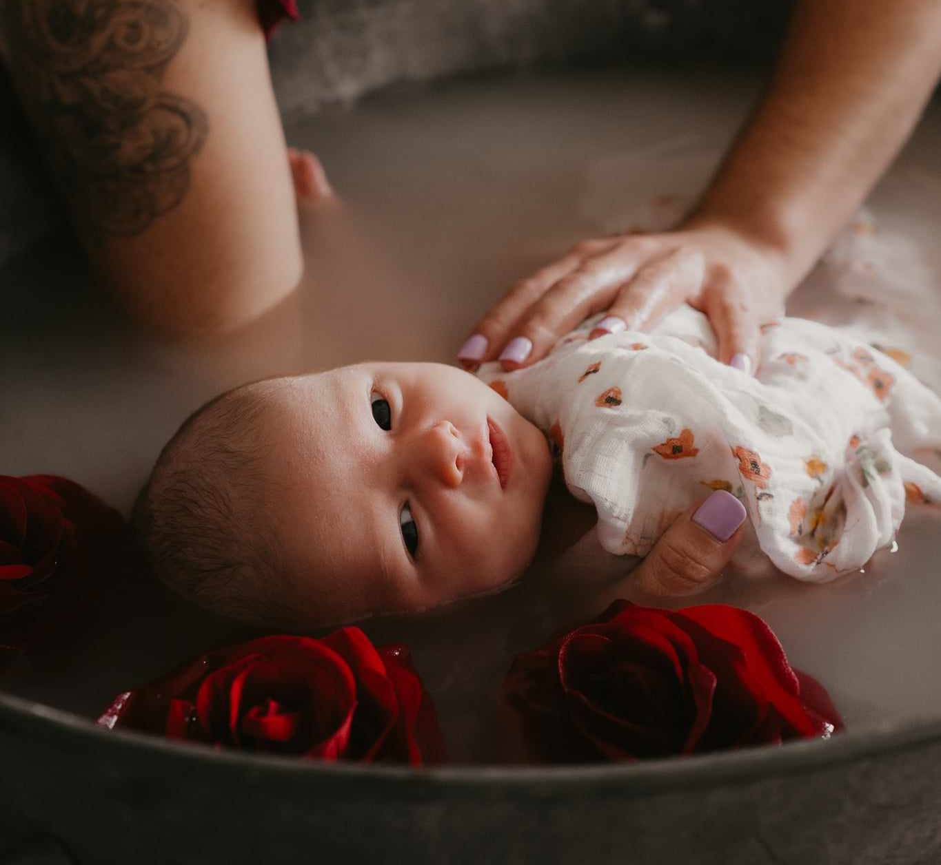 image bébé enveloppé dans lait avec fleur