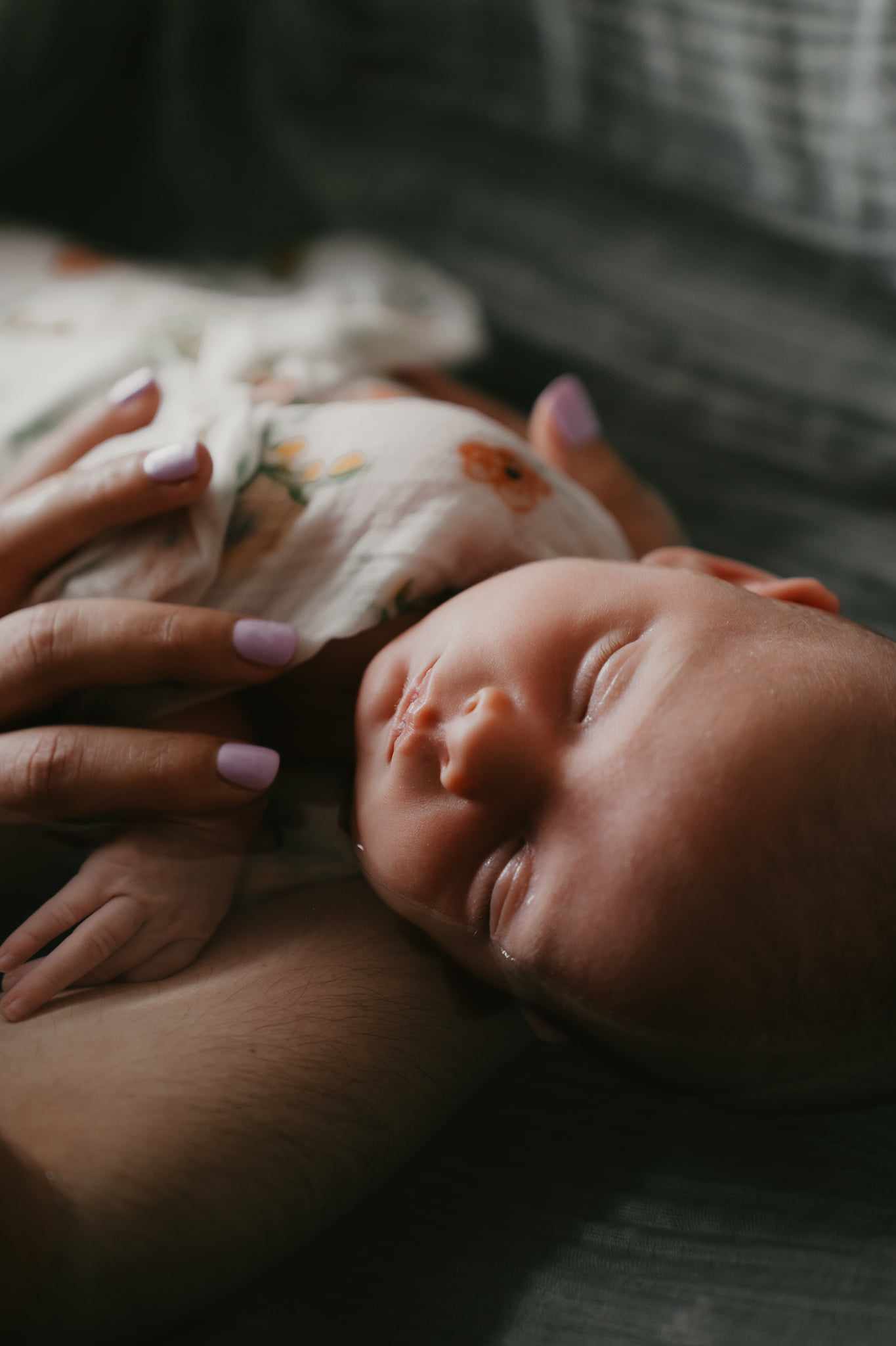 image bébé enveloppé dans un bain