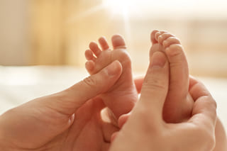 photo bebe qui se fait masser le pied
